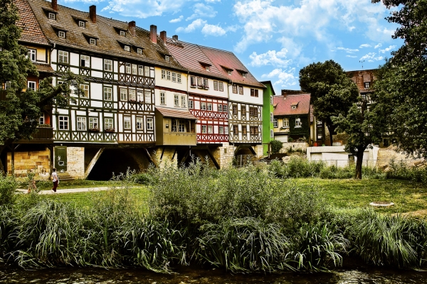 Erfurt - Landeshauptstadt von Thüringen mit vielen Sehenswürdigkeiten
www.erfurt.de

Dom und St. Severi
egapark Erfurt
Cyriaksburg und Petersberg
Naturkundemuseum
Historische Altstadt / Krämerbrücke

u.v.m.